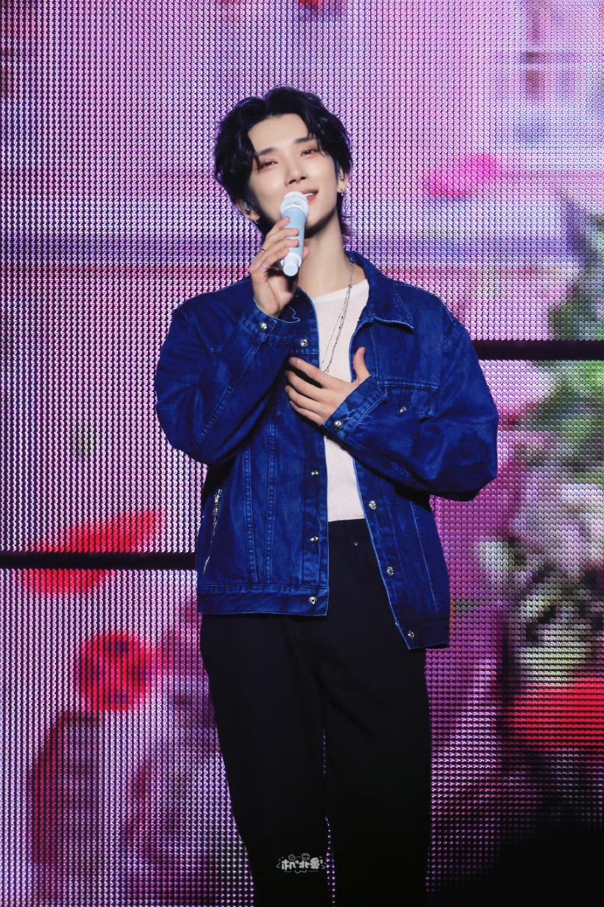 A moment captured by Joshua (SEVENTEEN)'s fan