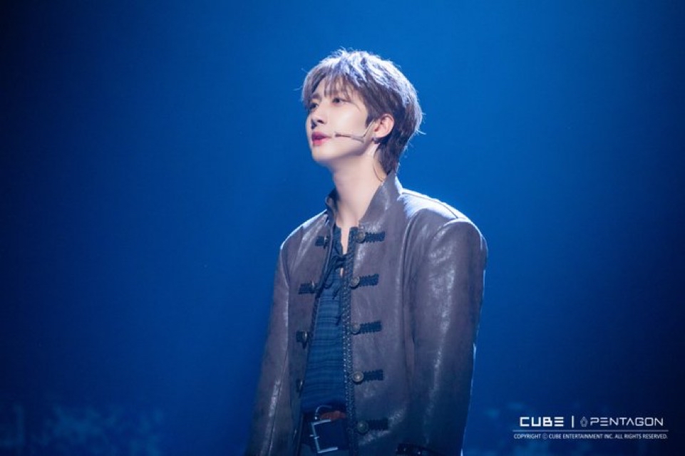 A moment captured by Hui (PENTAGON)'s fan