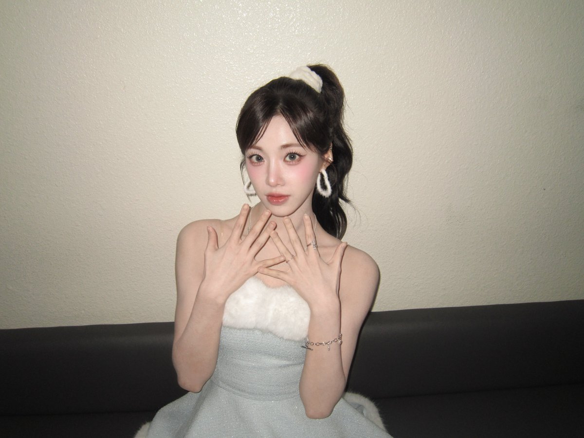 Behind-the-scenes cut of tripleS