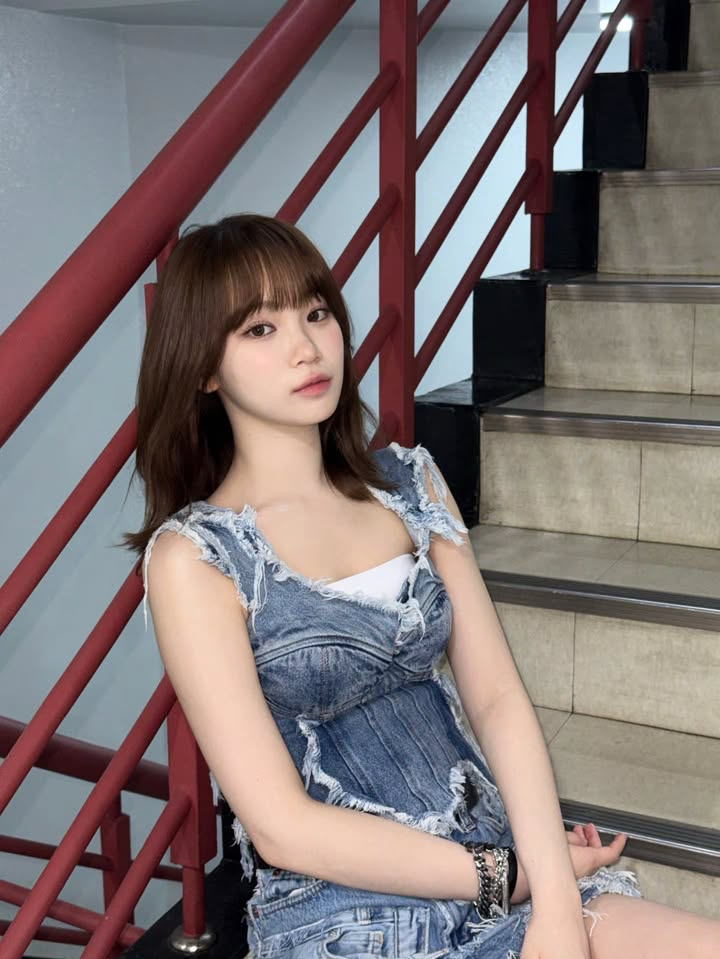 Latest photo of Kim Chaewon (LE SSERAFIM)