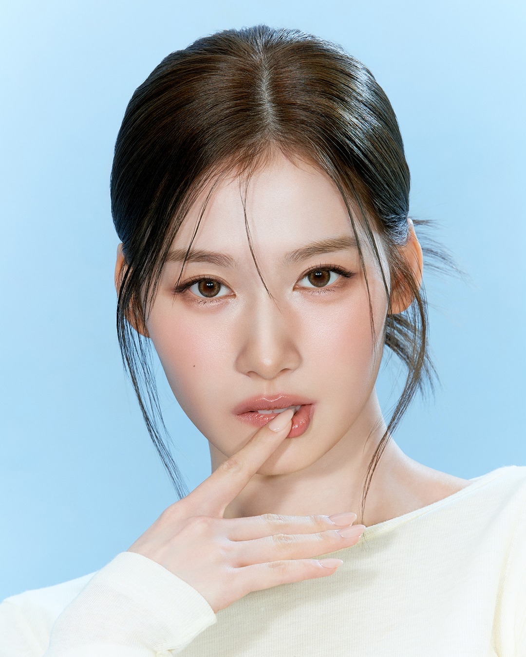 Behind-the-scenes cut of Sana (TWICE)