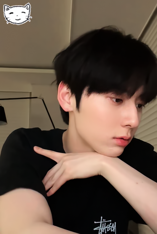 A moment captured by Hwang Minhyun's fan