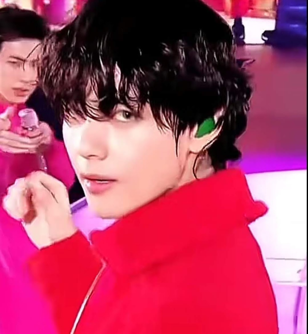 Behind-the-scenes cut of V (BTS)