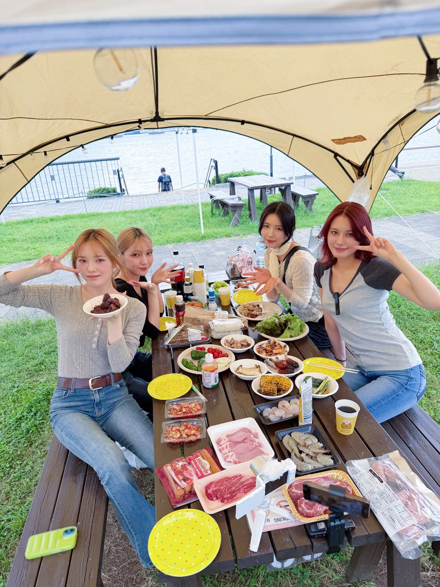 Behind-the-scenes cut of NiziU