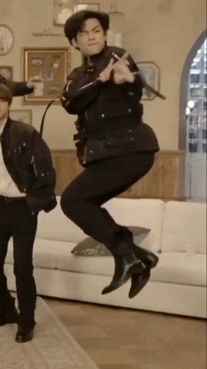 Behind-the-scenes cut of V (BTS)