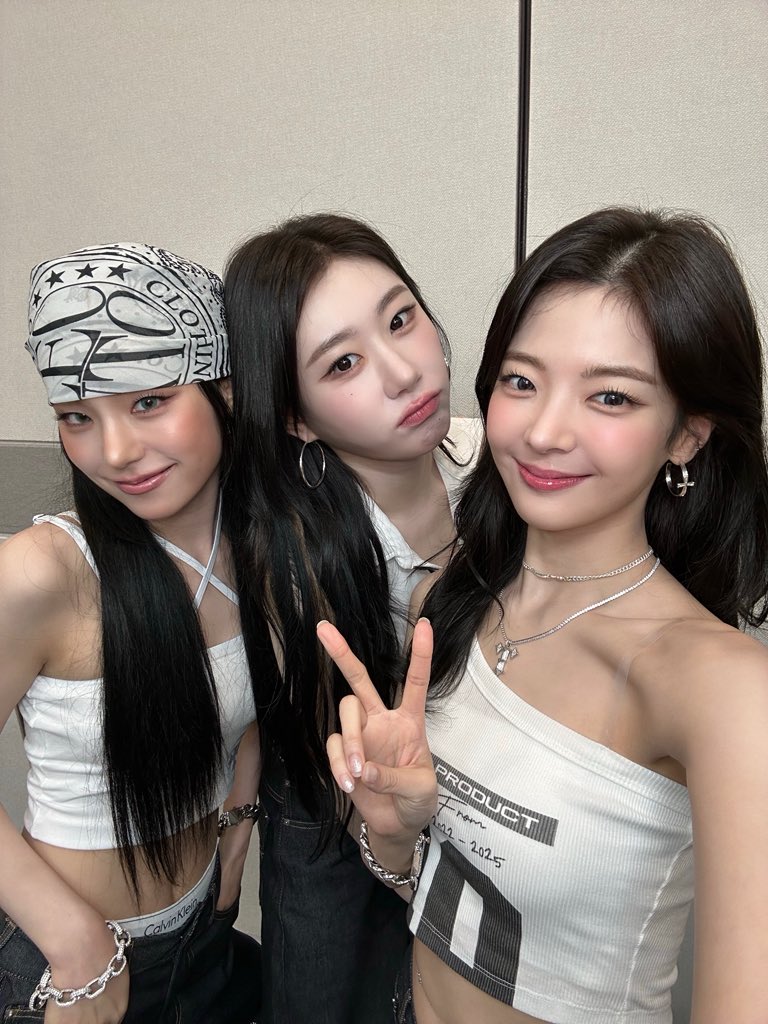 Behind-the-scenes cut of ITZY