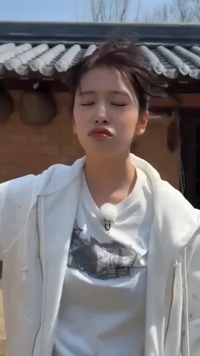A moment captured by An Yujin (IVE)'s fan