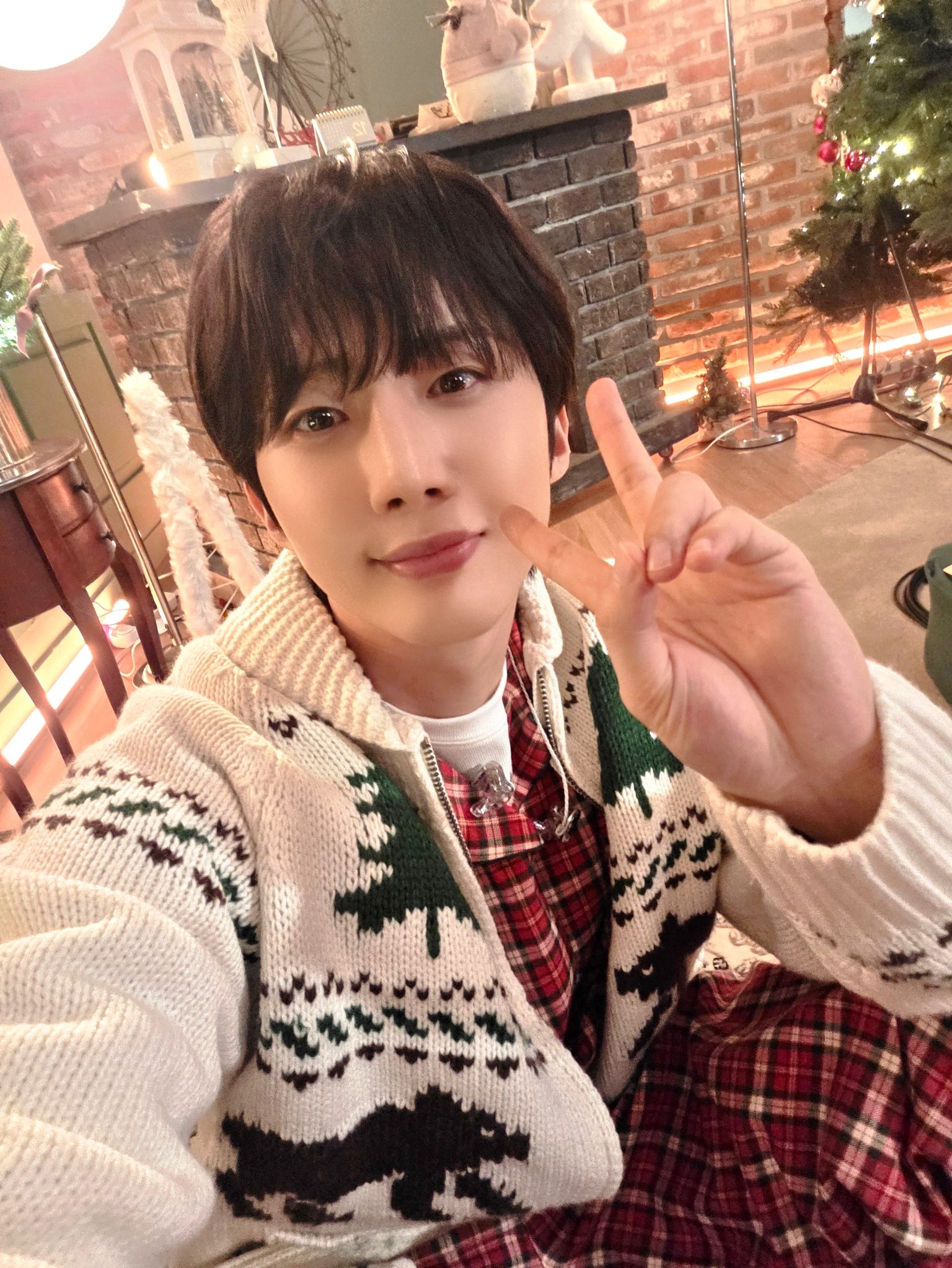 Behind-the-scenes cut of Hui (PENTAGON)