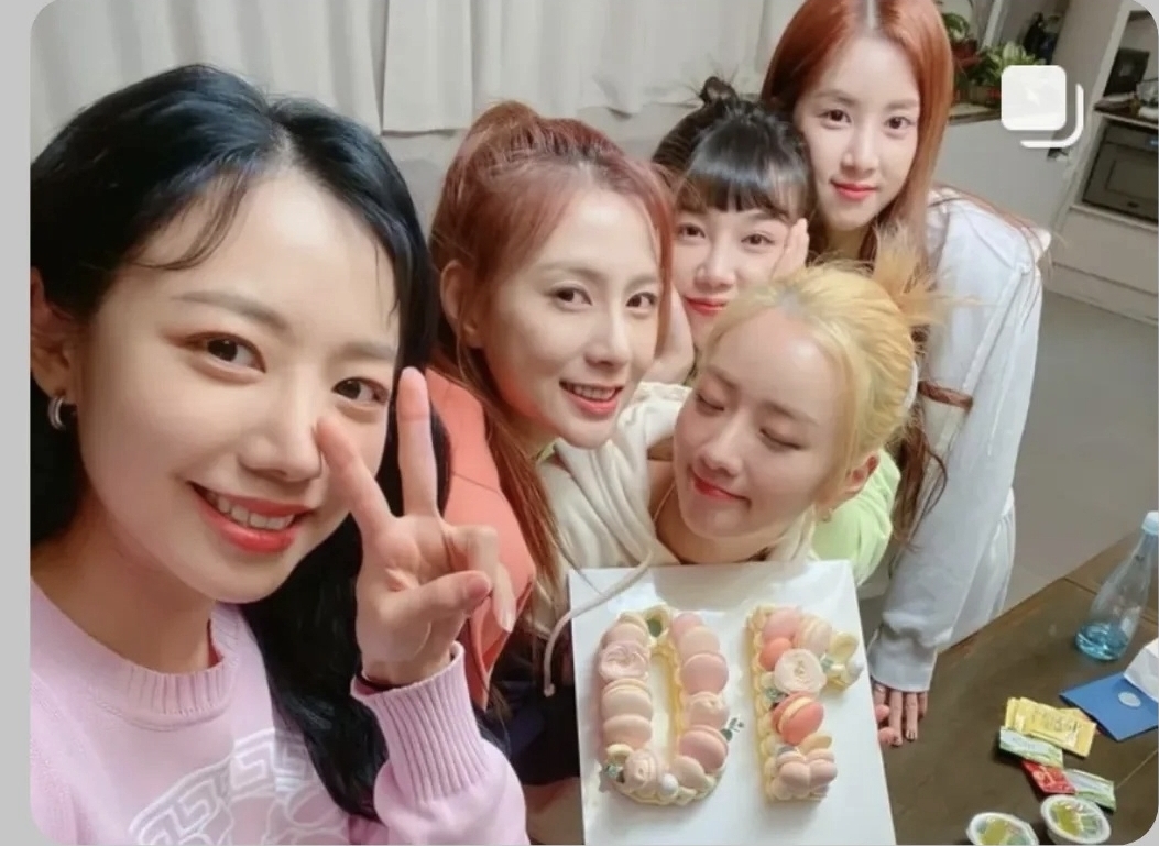 Behind-the-scenes cut of Apink