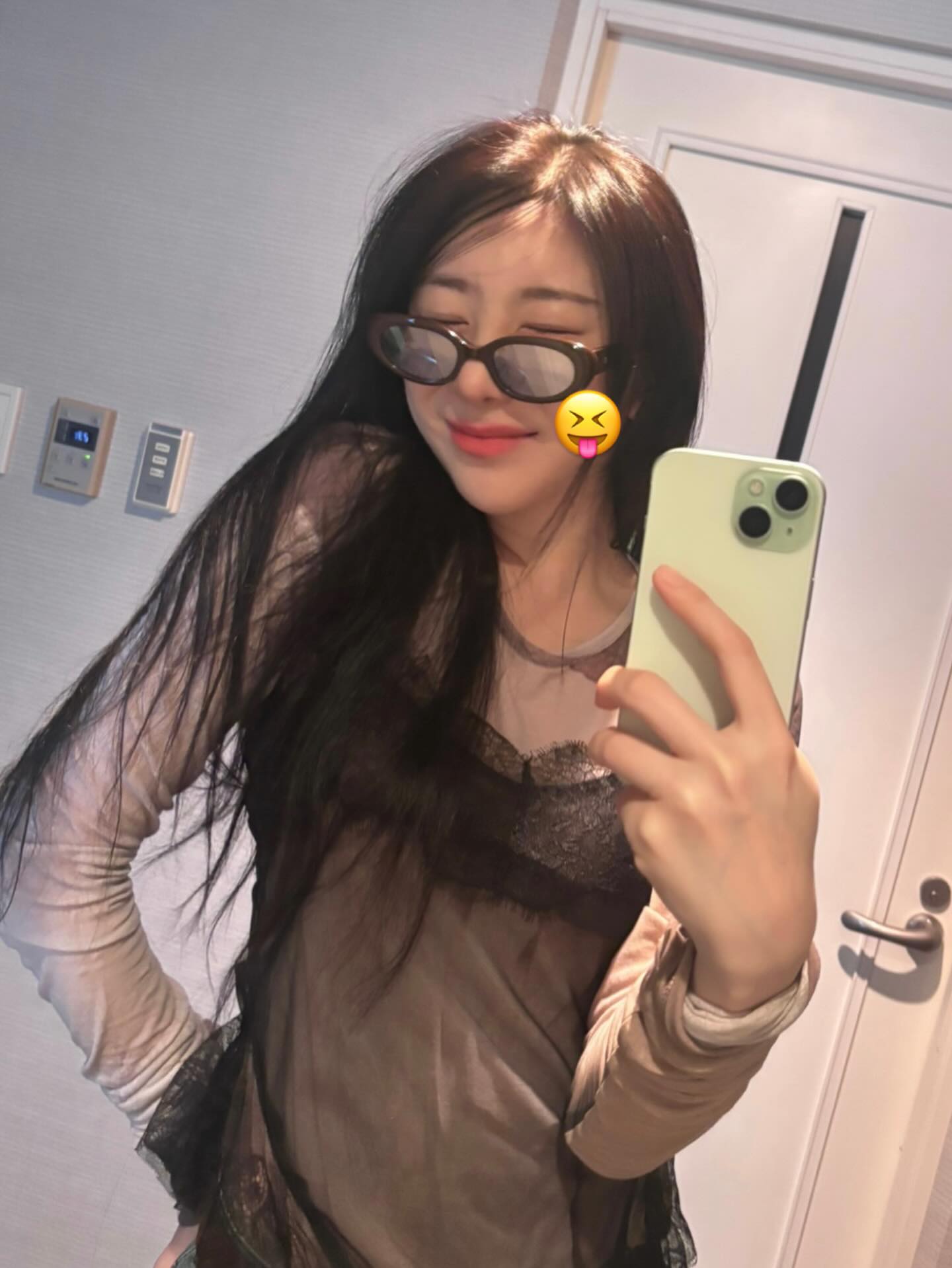 A moment captured by Lee Chaeyeon's fan