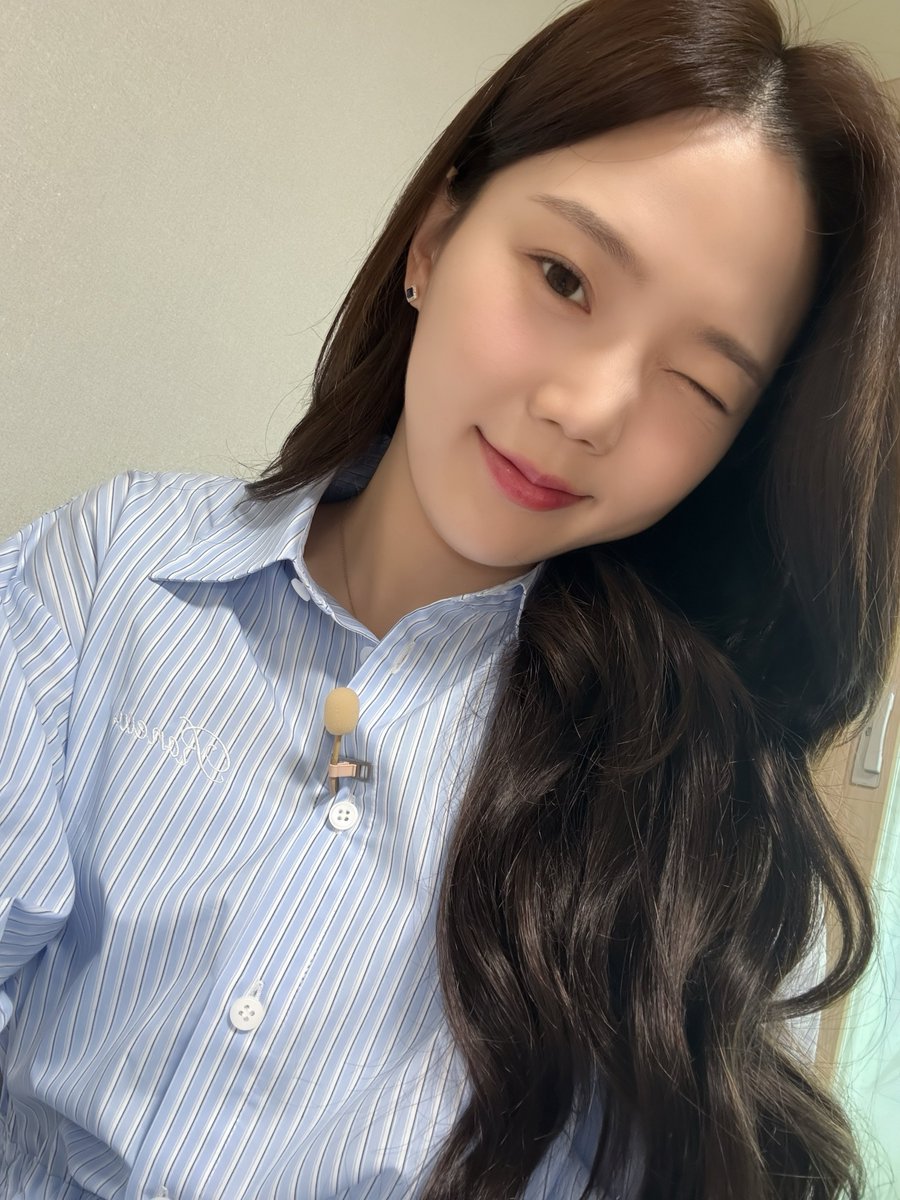 A moment captured by OH MY GIRL's fan