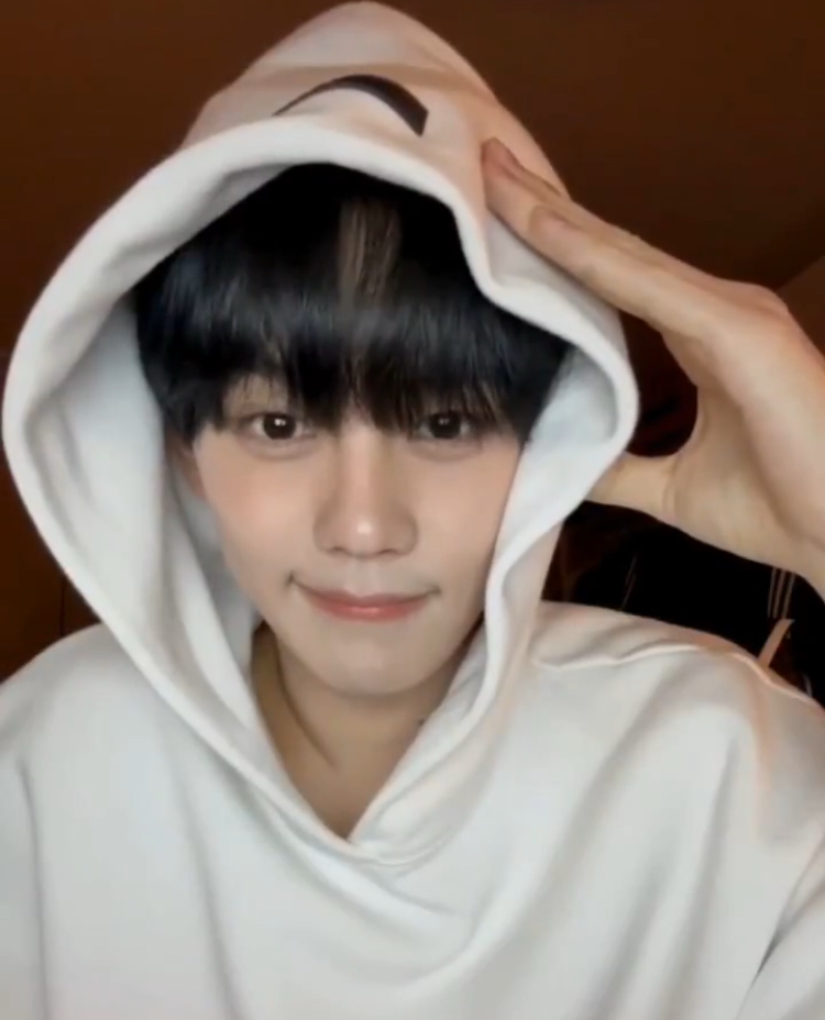 Behind-the-scenes cut of Kim Gyuvin (ZEROBASEONE)