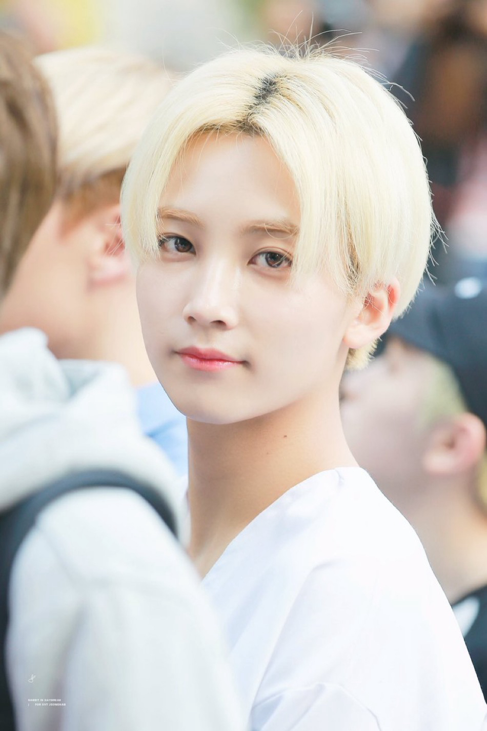 Foto aktivitas terbaru Jeonghan (SEVENTEEN)