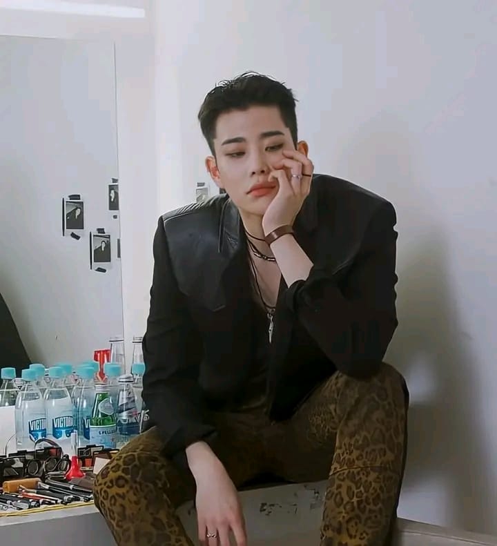 A moment captured by MJ (ASTRO)'s fan