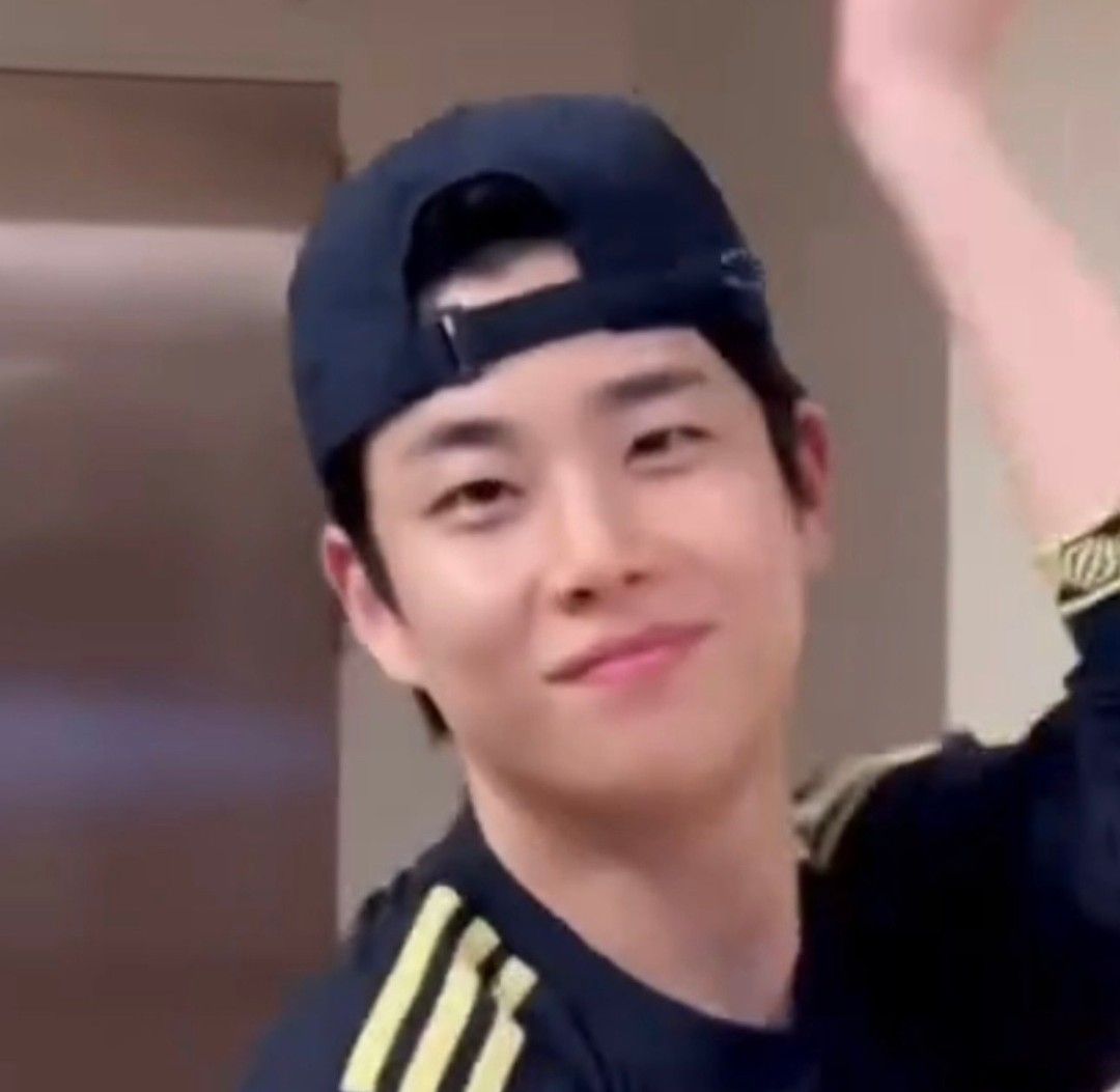 A moment captured by MJ (ASTRO)'s fan