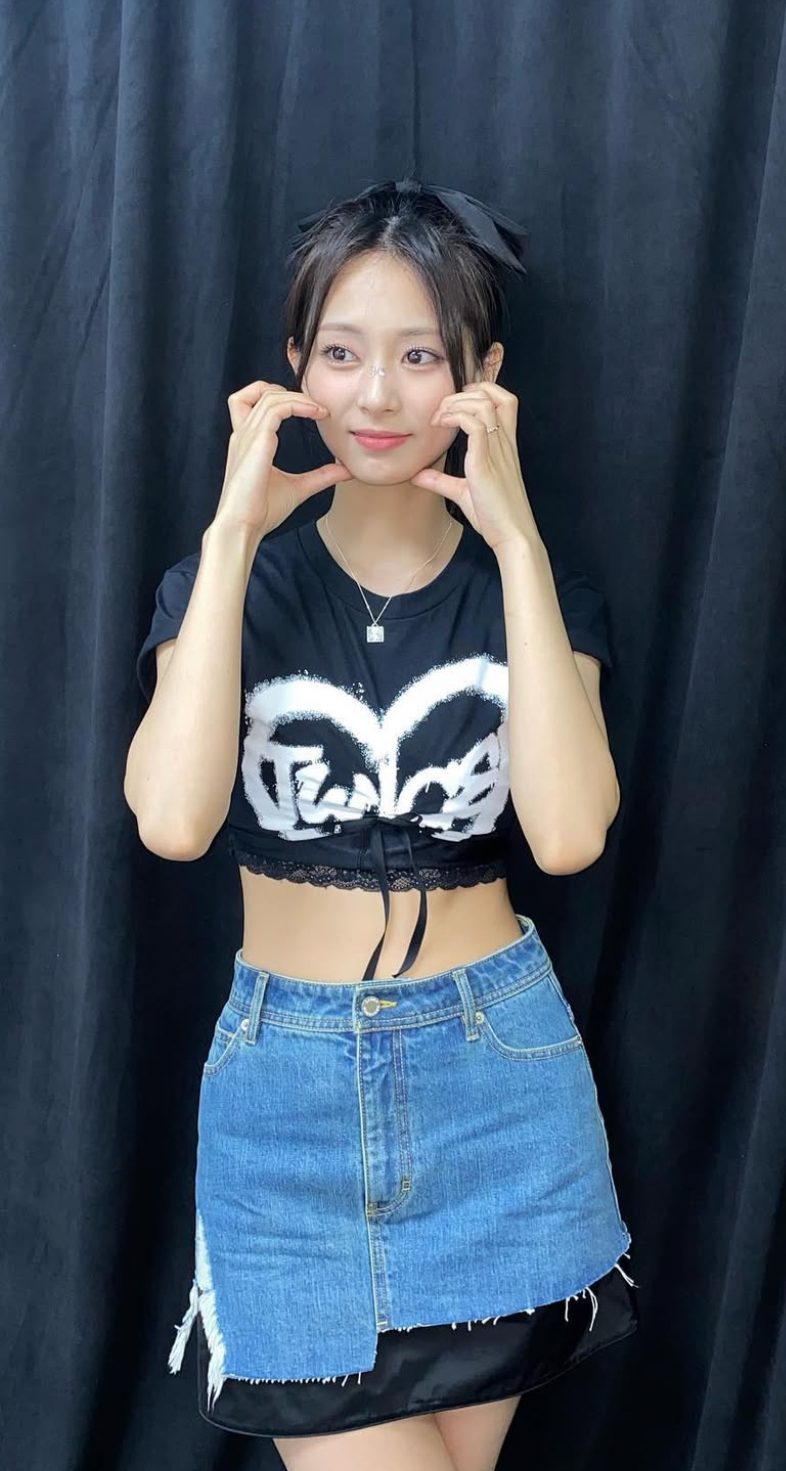 A heartfelt wallpaper shared by Tzuyu (TWICE)'s fans