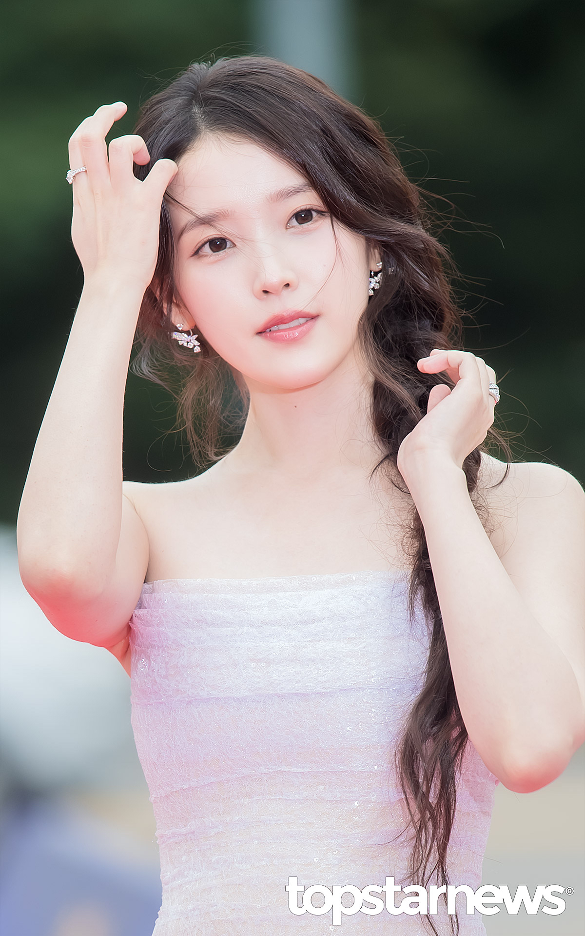 Behind-the-scenes cut of IU