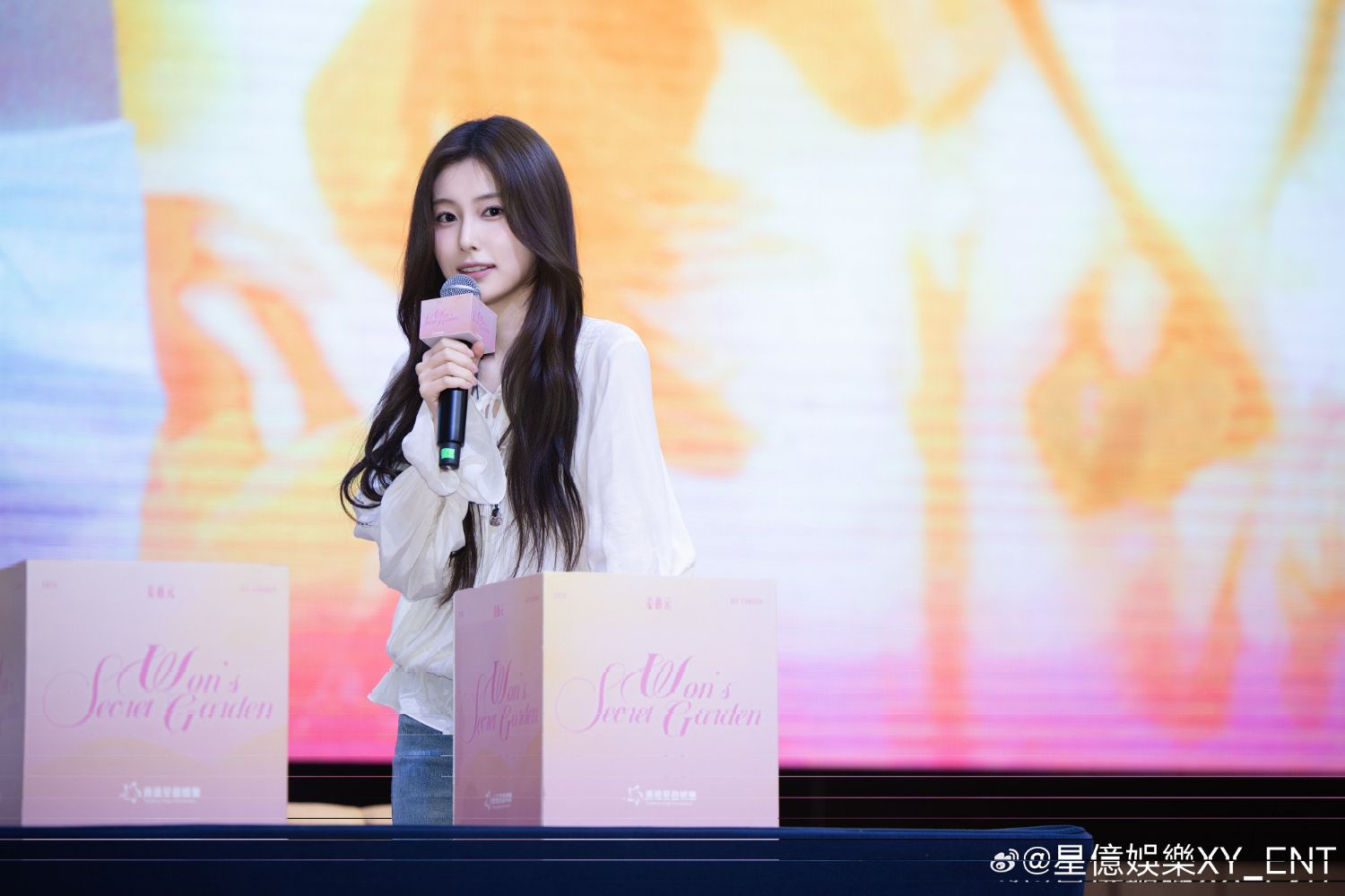 Behind-the-scenes cut of Kang Hyewon