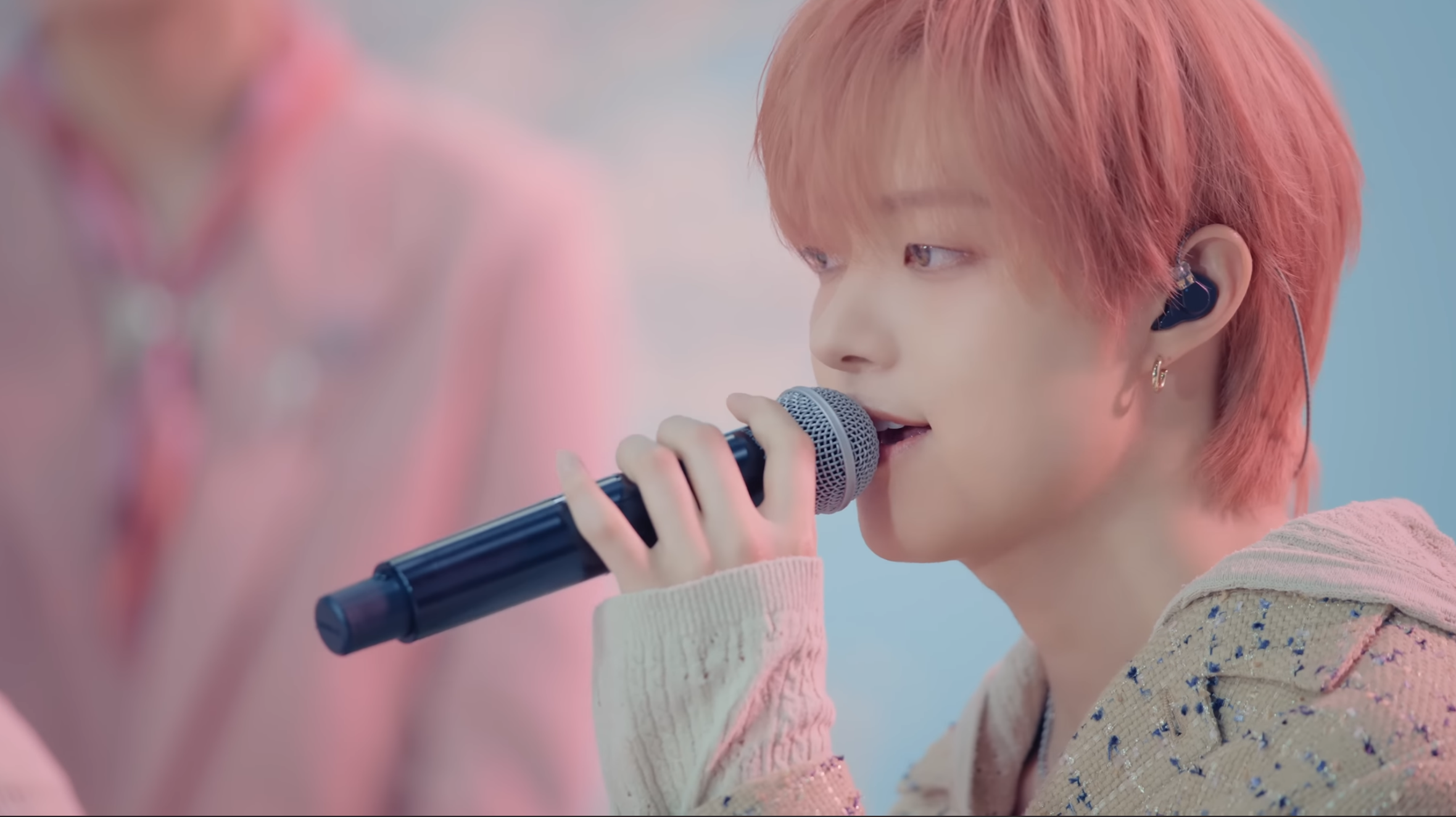 Foto terbaru EJ (&TEAM)