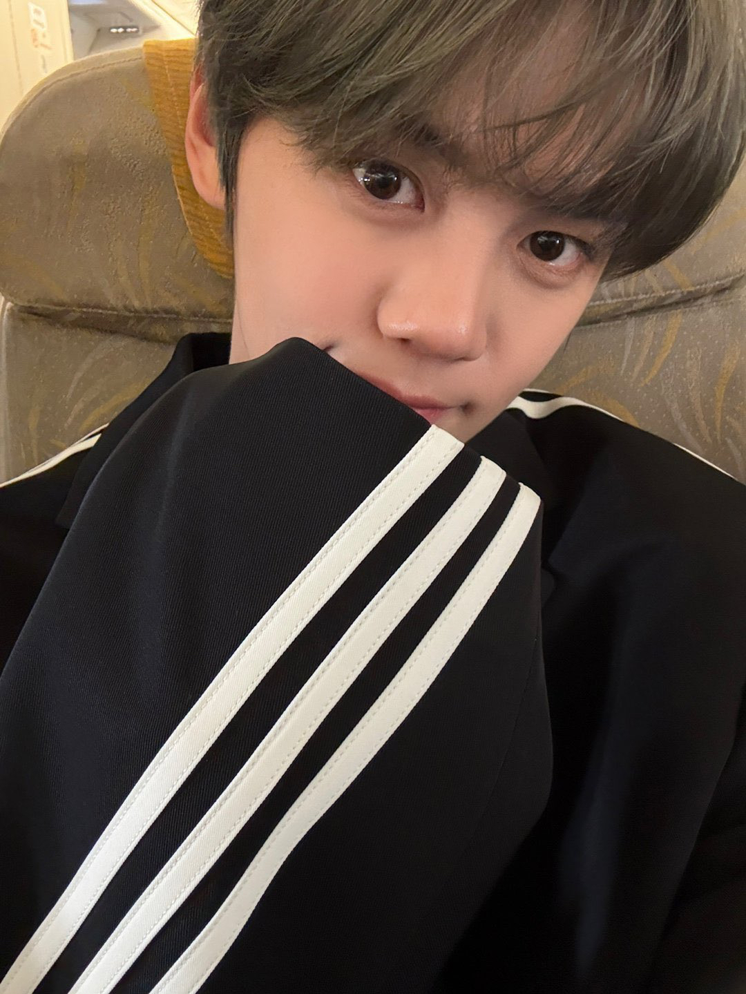 Behind-the-scenes cut of Kim Gyuvin