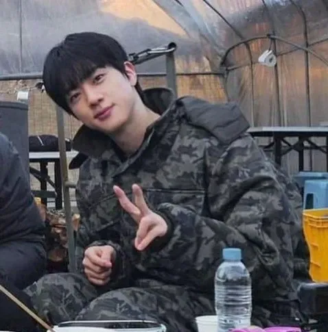 Momen yang diabadikan oleh penggemar Jin (BTS)