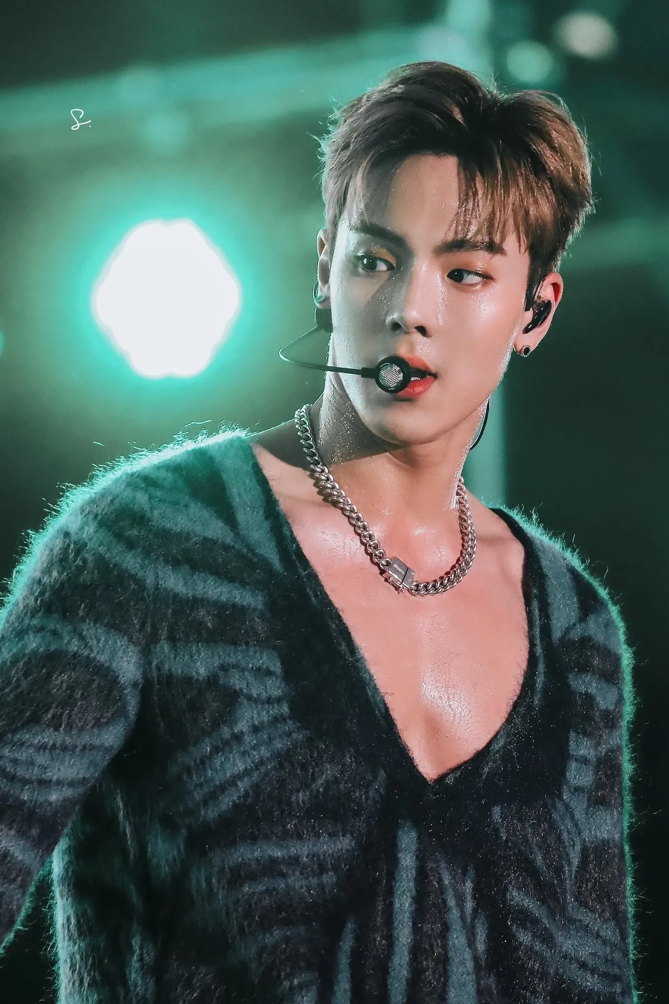 Behind-the-scenes cut of Shownu (MONSTA X)