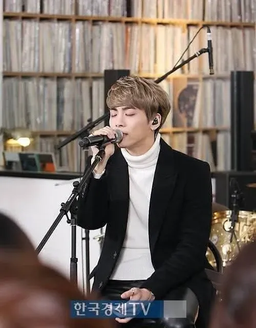 A moment captured by Jonghyun (SHINee)'s fan