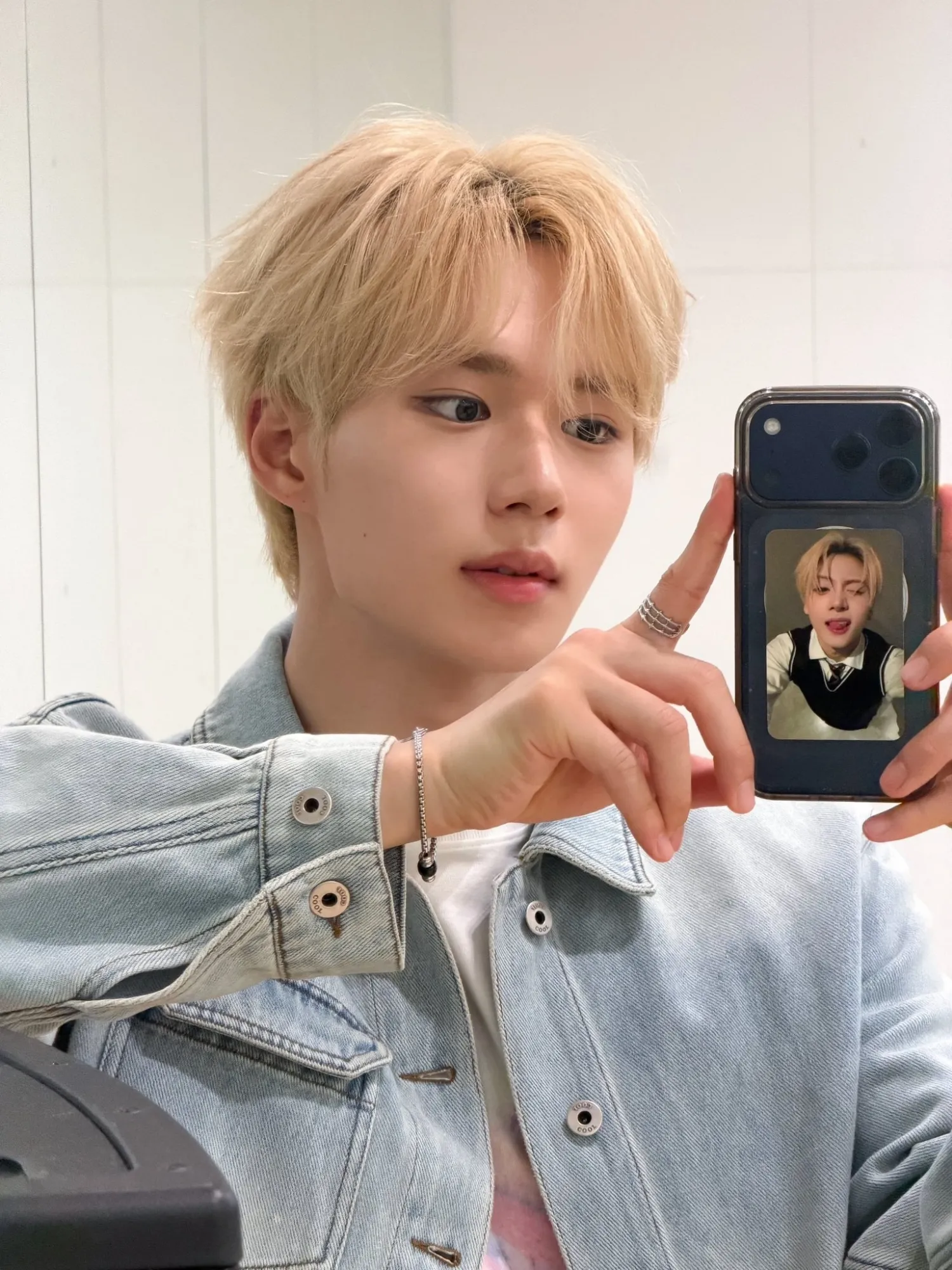 Behind-the-scenes cut of Kim Junseo (ALPHA DRIVE ONE)