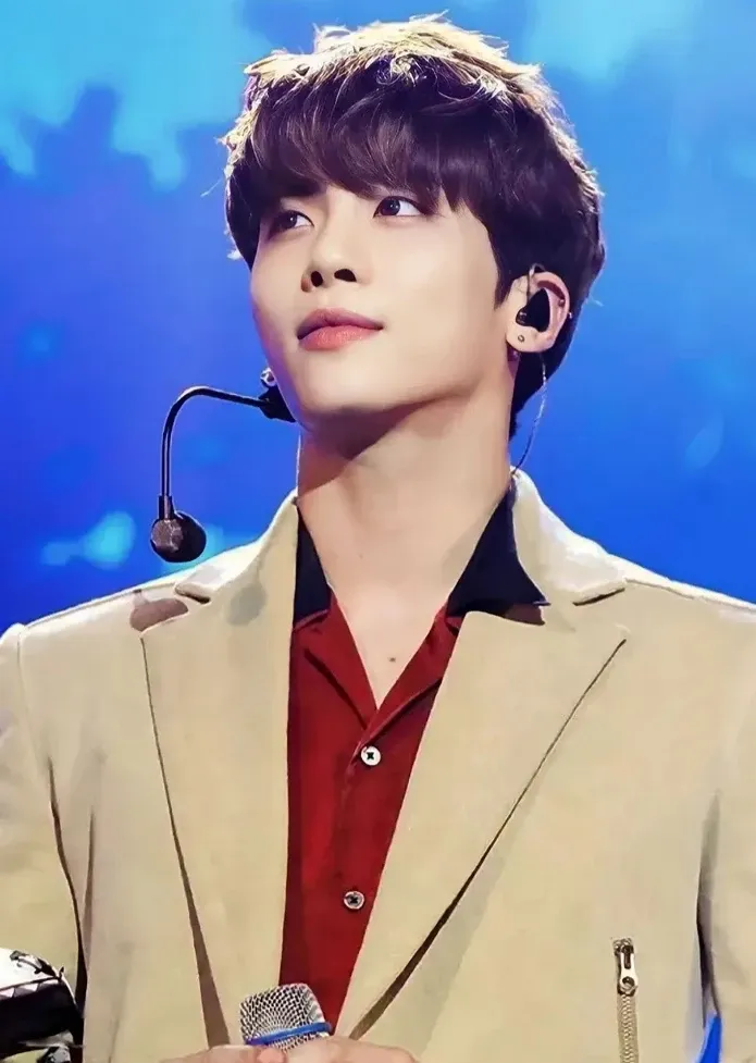 A moment captured by Jonghyun (SHINee)'s fan