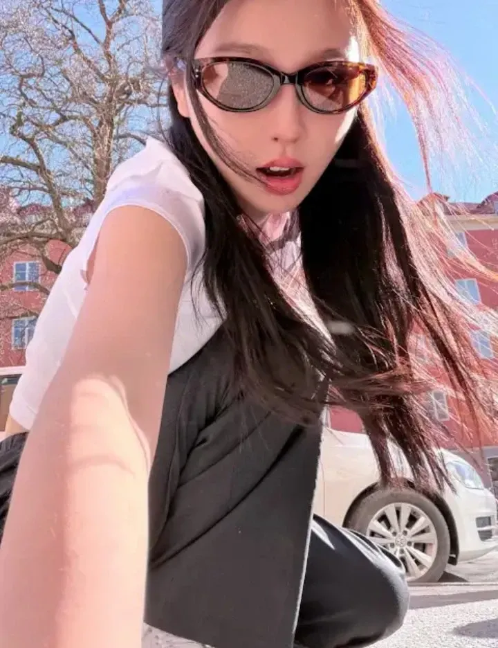 Behind-the-scenes cut of Esther Yu