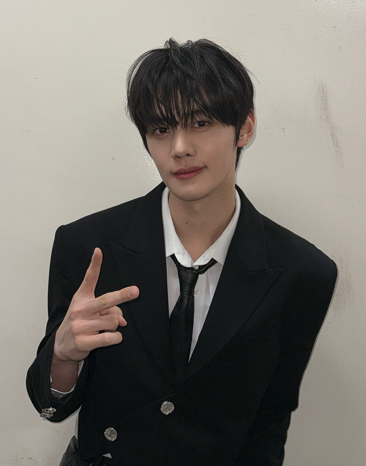 Behind-the-scenes cut of Kim Gyuvin