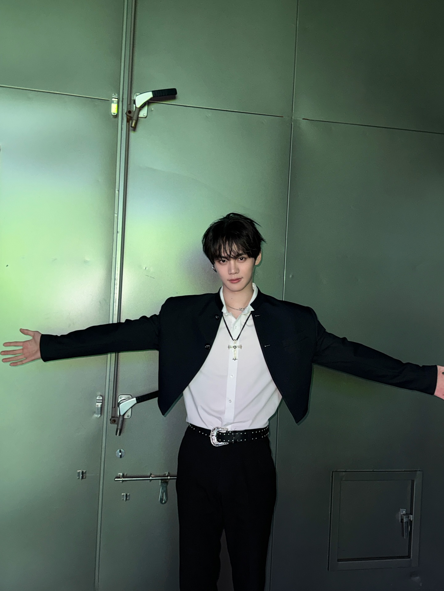 Behind-the-scenes cut of Kim Gyuvin