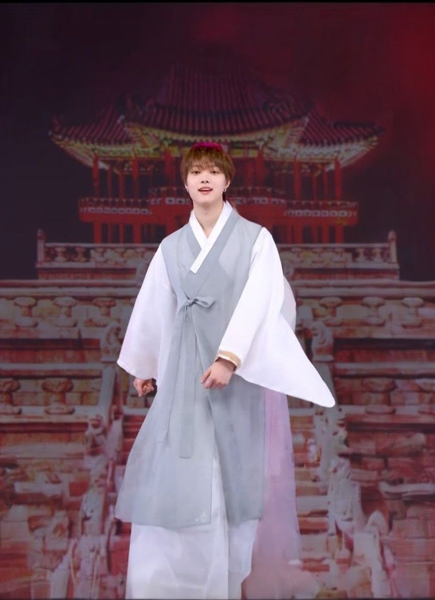 Behind-the-scenes cut of EJ (&TEAM)