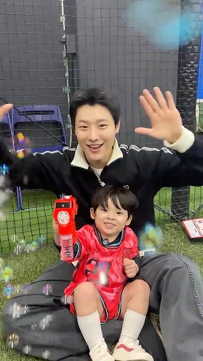 Behind-the-scenes cut of WOODZ