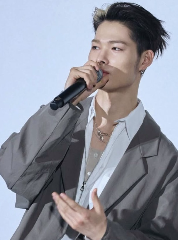 Foto aktivitas terbaru NI-KI (ENHYPEN)