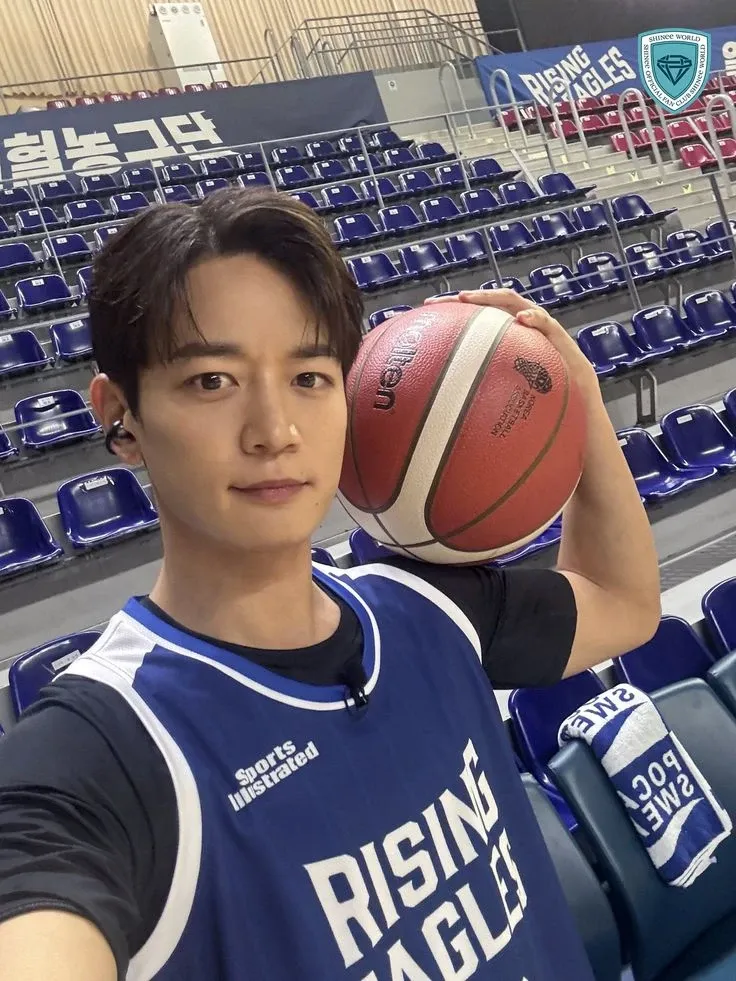 Behind-the-scenes cut of Minho (SHINee)