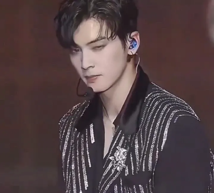 A moment captured by Eunwoo (ASTRO)'s fan