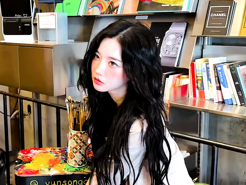 Behind-the-scenes cut of tripleS