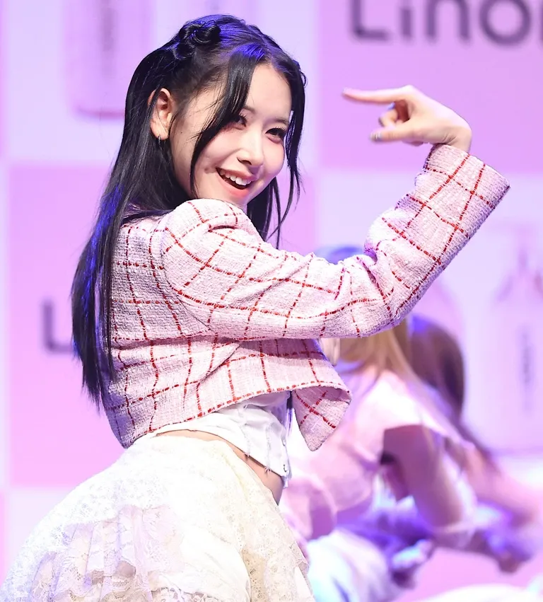 A moment captured by Kasahara Momona (ME:I)'s fan