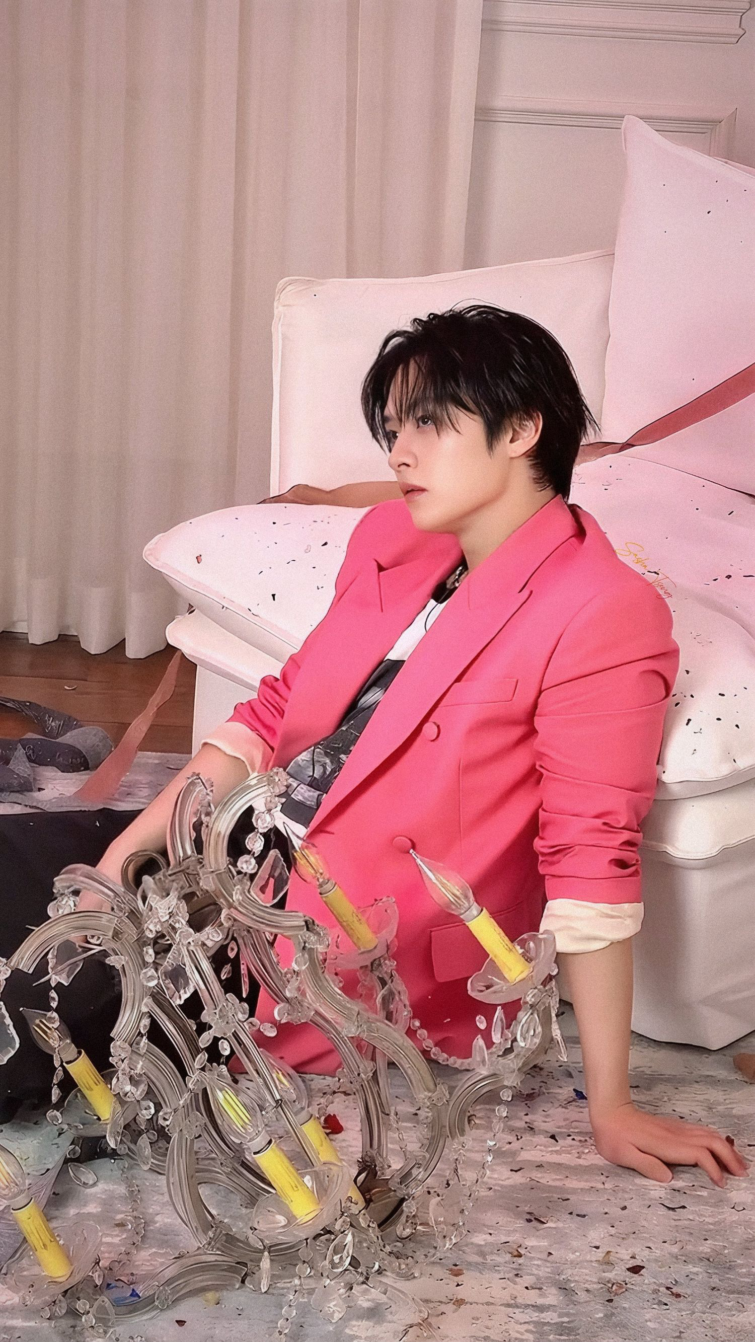 The most beloved wallpaper among Lee Know (Stray Kids)'s fans