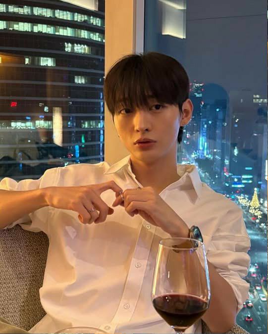 Behind-the-scenes cut of Yoon Jisung