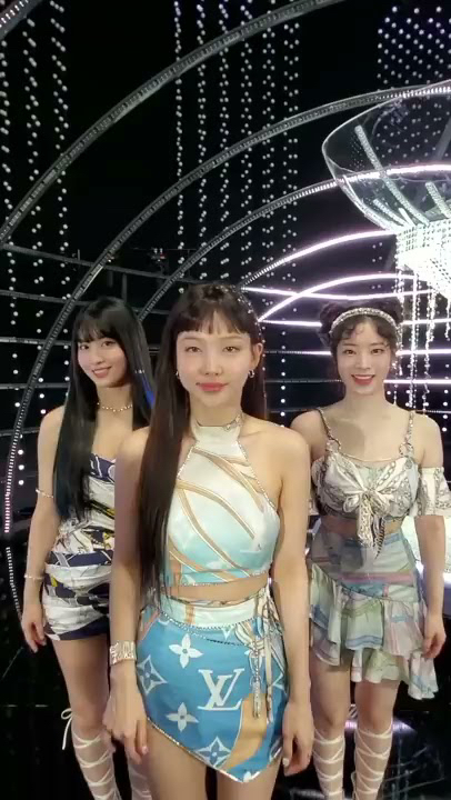 Fandom-recommended wallpaper image of Momo (TWICE)