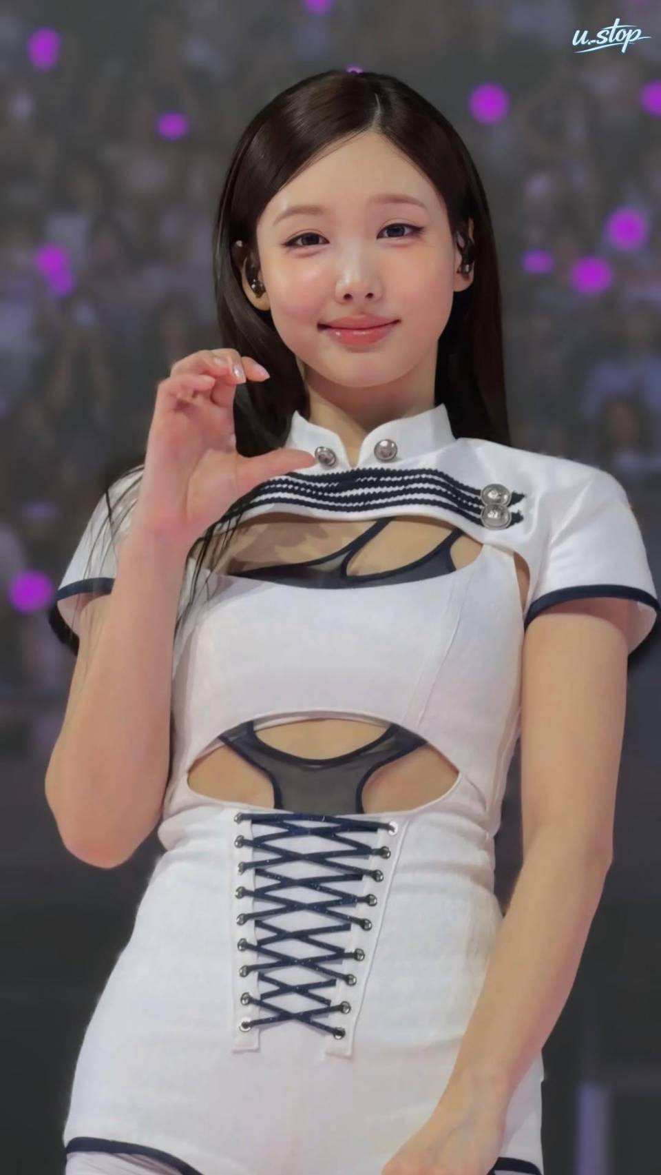 A moment captured by Nayeon (TWICE)'s fan