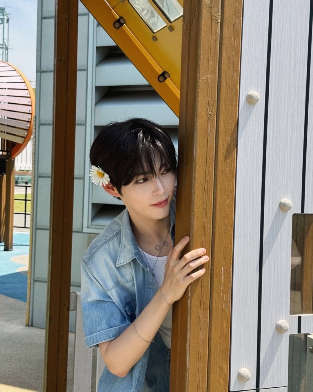 Recent activity shot of Sung Hanbin (ZEROBASEONE)