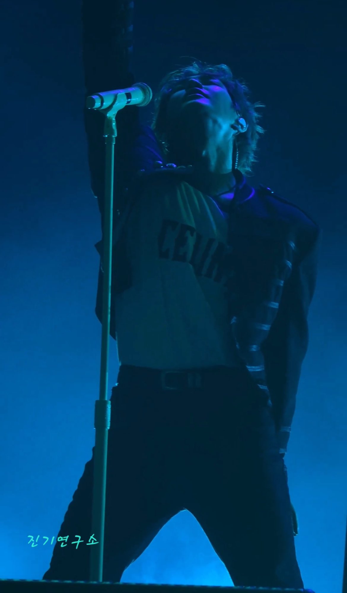 A moment captured by Onew (SHINee)'s fan