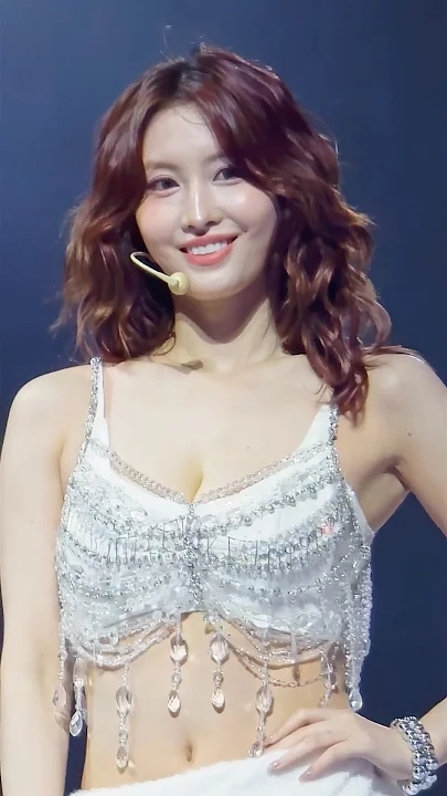 Potret di balik layar Momo (TWICE)