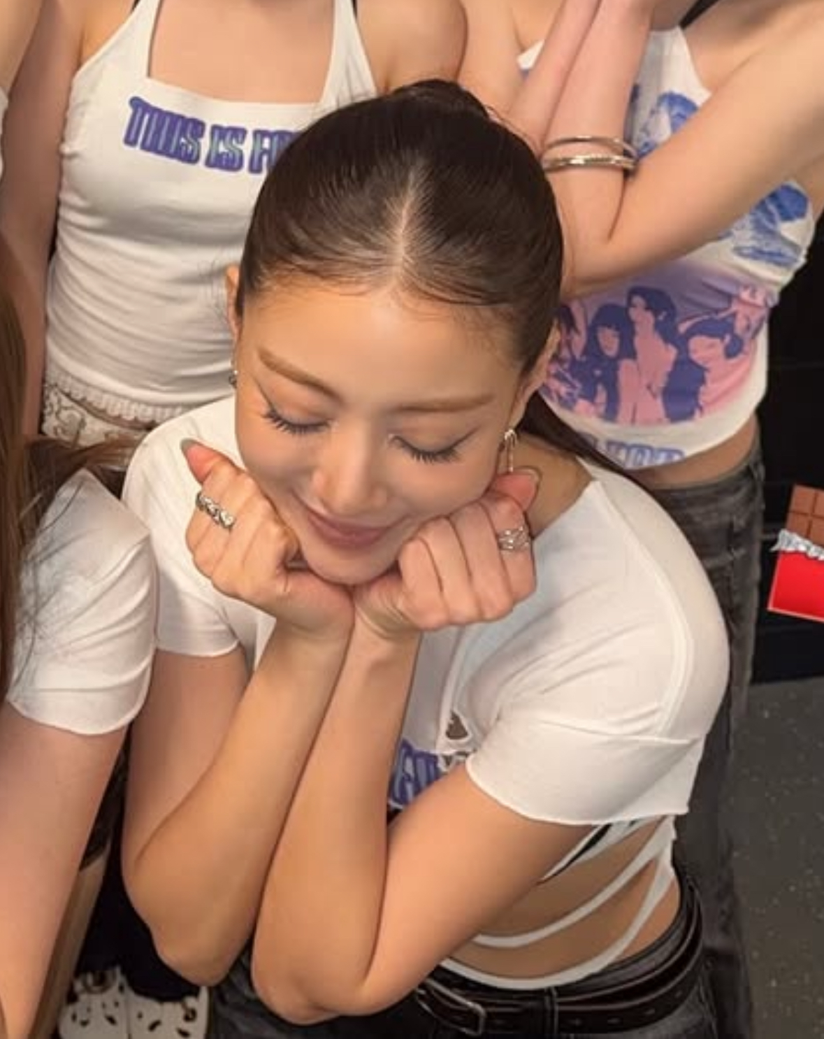 志效 (TWICE)的幕后花絮