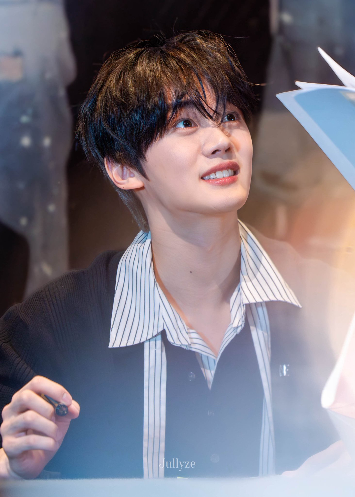 A moment captured by Kim Gyuvin's fan