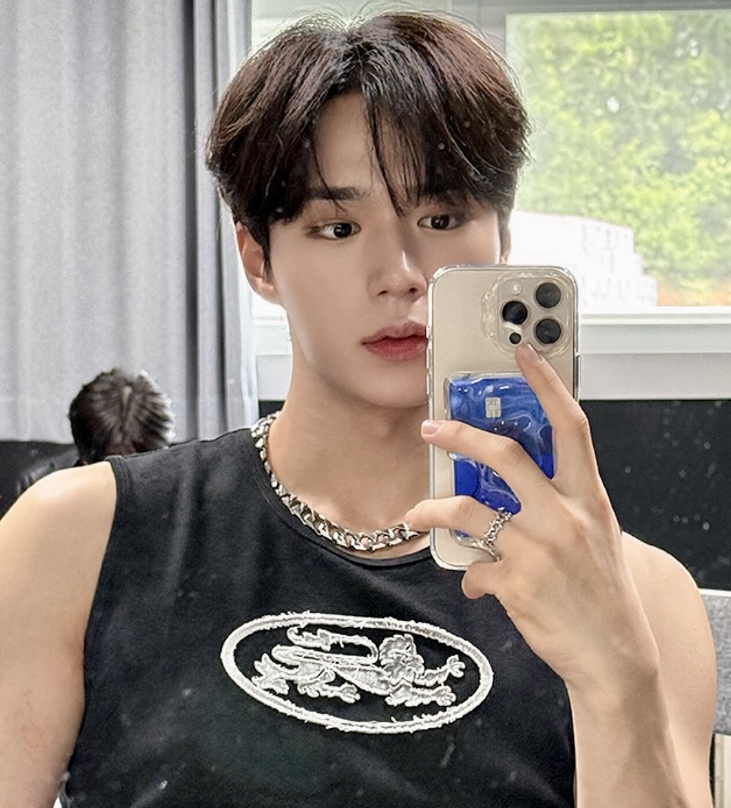 Behind-the-scenes cut of Kim Junseo (ALPHA DRIVE ONE)