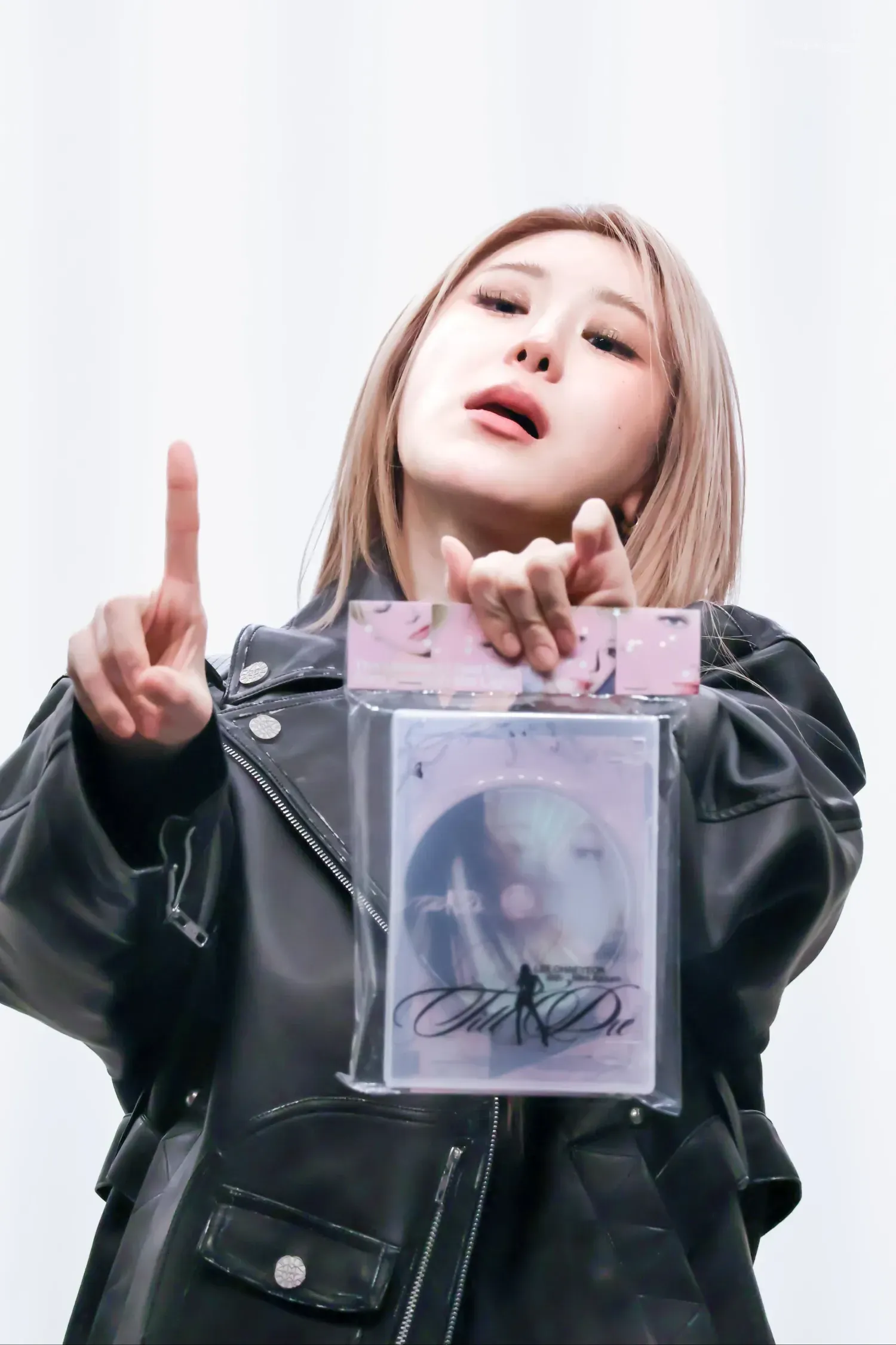 A moment captured by Lee Chaeyeon's fan